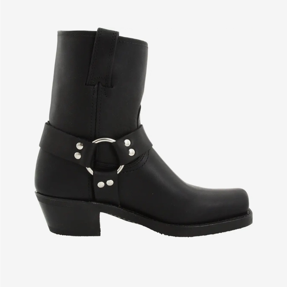 Looking to purchase women’s Frye harness 8R in black size 8!